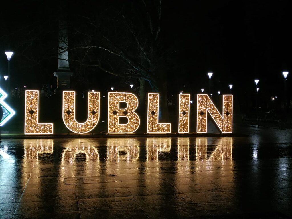 Podświetlony napis Lublin po zmroku