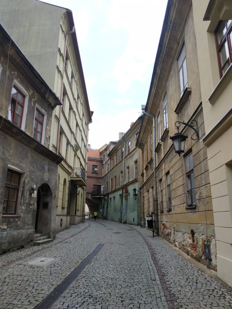 Zakręt wąskiej uliczki Rybnej lubelskiego Starego Miasta