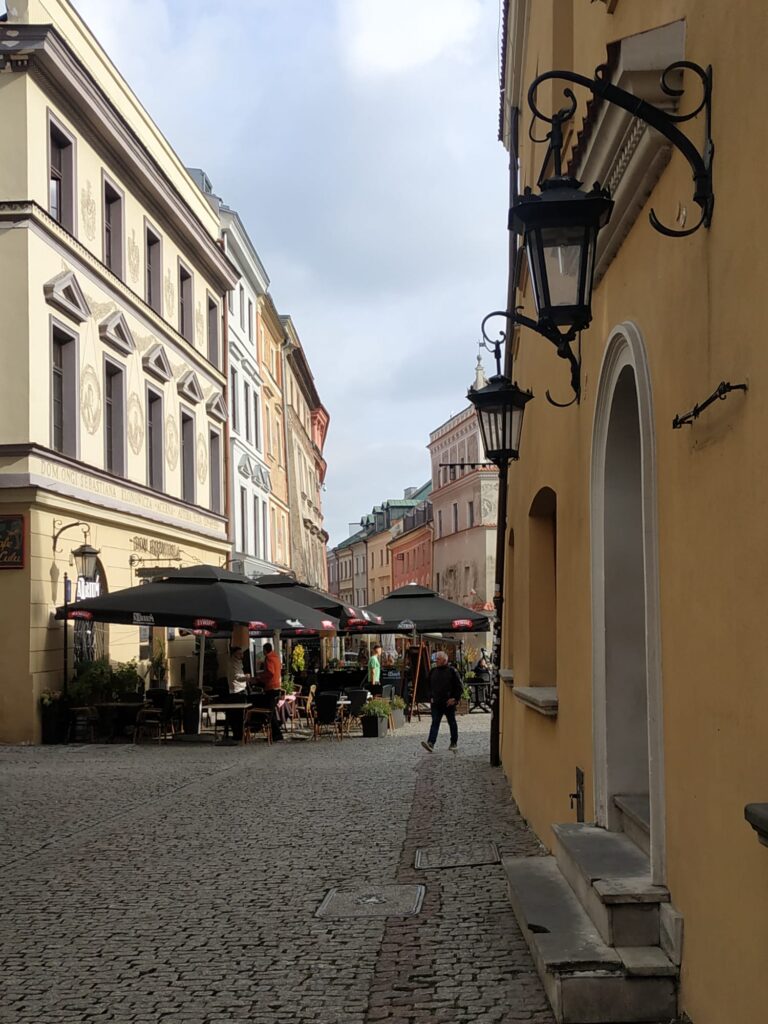 Kamieniczki ulicy Bramowej a w tle fragment rynku w Lublinie