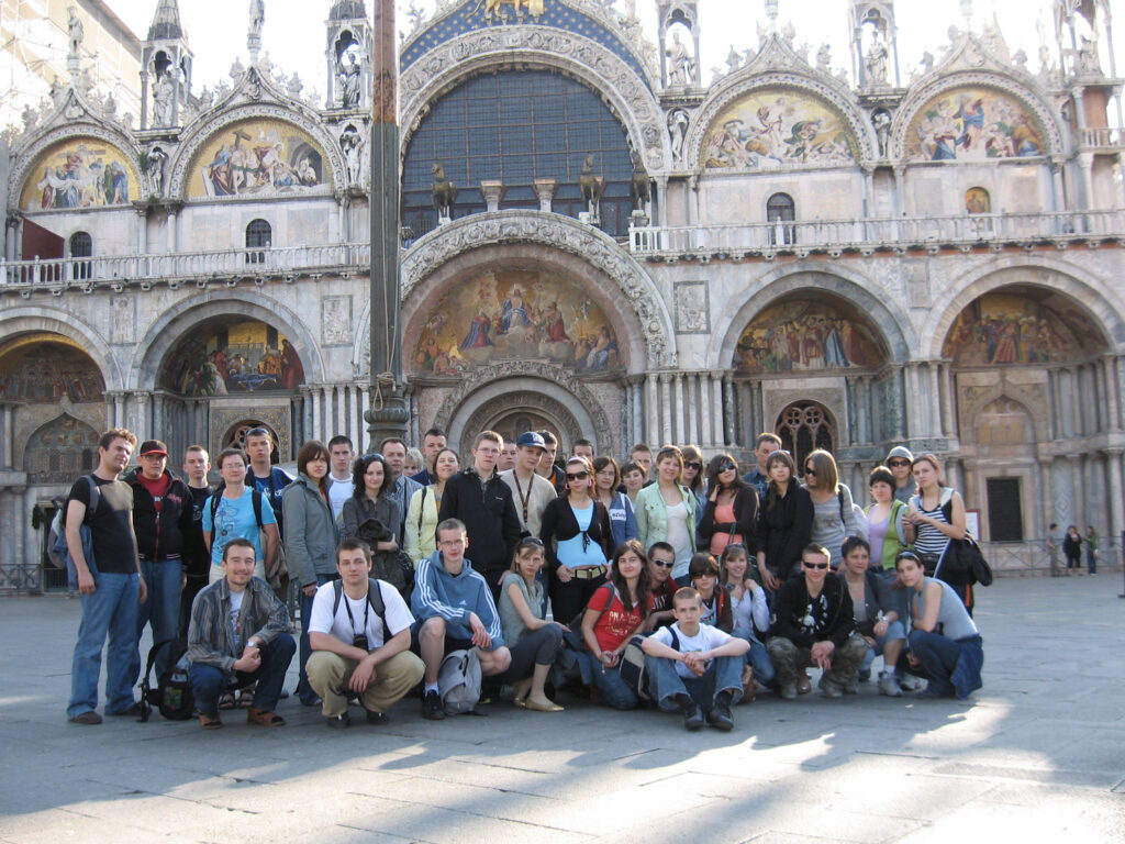 Grupa turystów przed Bazylika świętego Marka w Wenecji.