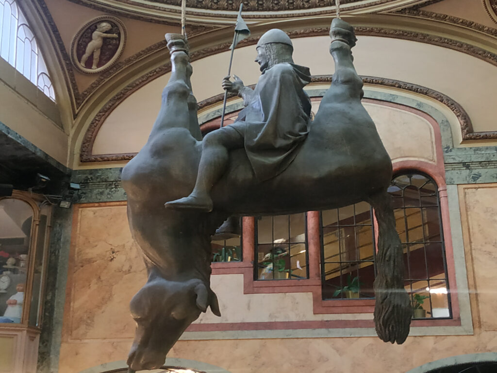 Czechy, pomnik jeźdźca Rycerz siedzi na koniu, który wisi do góry nogami. Jeździec w prawej ręce trzyma włócznię.