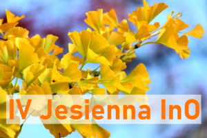 żółte liście miłorzębu japońskiego na niebiesko białym tle. na dole pomarańczowy napis: 4 Jesienna InO.